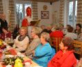 Bild: dob
Christus geht auch am Heiligabend durch die Krankenhäuser. Für die Kranken scheint an Weihnachten ein Licht, aus dem sie Kraft schöpfen können. In der Krebsselbsthilfegruppe von Lotte Hofmann zog am vierten Adventssonntag im Rotkreuzhaus Ruhe und Besinnlichkeit ein. Der Nikolaus brachte Geschenke.