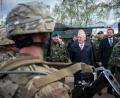 Bild: DOD-Photo by U.S. Air Force Staff Sgt. Jette Carr
Im Mai 2017 besuchte US-Verteidigungsminister Jim Mattis (Mitte) das deutsche Nato-Bataillon in Litauen. Rechts der Kommandeur des Panzergrenadierbataillons 122 aus Oberviechtach (Kreis Schwandorf), Oberstleutnant Christoph Huber.