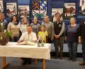 Bild: gi
Matthias Sauer trug sich in das Goldene Buch des Markts Moosbach ein. Darüber freuen sich Bürgermeister Hermann Ach (links) und die Vertreter des Kleintierzuchtvereins Vohenstrauß.