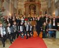 Bild: enz
Die Mitwirkenden des Weihnachtskonzertes: 1. Akkordeonorchester Waldsassen (links), Das Neualbenreuther Zwio Monika Kunz und Franz Danhauser (Mitte), die Neualbenreuther Saitn-Musik (rechts sowie der Männergesangsverein und die Blaskapelle Ernestgrün im Hintergrund mit Bürgermeister Klaus Meyer (ganz links hinten)