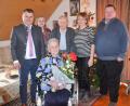 Bild: fz
Stadtpfarrer Hubert Bartel (rechts) und Bürgermeister Karlheinz Budnik (links) gratulieren Theresia Schedl zum 90. Geburtstag. Die Jubilarin ist geistig noch voll auf der Höhe.