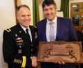 Bild: do
Das Weihnachtsgeschenk von General Christopher C. LaNeve an Bürgermeister Edgar Knobloch hat Symbolkraft. „Partnerschaft durch Freundschaft“ heißt es auf dem kunstvoll gestalteten Holzrelief, mit dem der US-Kommandeur andeutete: Arbeiten wir gemeinsam an einem guten Verhältnis zum Wohl beider Nationen.