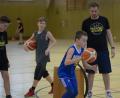 Bild: ref
Trainer Michael Holtschulte (rechts) bringt den Kids Basketball bei.