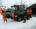 Bild: Portner
Seit 20. Dezember 2017 ist dieses Hansa-Schmalspur-Fahrzeug im Dienst des Oberviechtacher Bauhofes. Werkstattleiter Christian Weber befreit damit rund 40 Kilometer Gehsteige im Stadtgebiet von Schnee und Eis. Die Touren ins Umland fahren die Kollegen. Denn für Reparaturen muss er schnell zur Stelle sein.