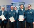 Bild: exb
Für langjähriges Engagement beim THW-Ortsverband ehrt Ortsbeauftragter Andreas Duschner (rechts) Hans Grötsch, Jürgen Kurzwart, German Bürger und Lukas Dellinger (von links).	Bild: exb