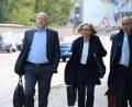 Bild: Bettina Dostal
Der Regensburger Ex-Oberbürgermeister Joachim Wolbergs mit seinen Anwälten Jutta Niggemeyer-Müller und Peter Witting (von links) auf dem Weg ins Landgericht Regensburg.