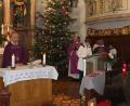 Bild: exb
Pfarrgemeinderatssprecherin Kerstin Hasenfürter dankt Weihbischof Reinhard Pappenberger (am Altar) für sein Kommen; rechts Pfarrer Dr. James Mudakodil und in der Mitte Pfarrer i.R. Msgr. Martin Neumaier.