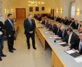 Bild: Hollederer, Christine
Unter Aufsicht von Hans Siegert, Abteilungsleiter Dr. Norbert Vogl und Landrat Richard
Reisinger (von links) ebneten die Bürgermeister und Vertreter von Schul- und Zweckverbänden
mit ihrer Unterschrift den Weg frei für einen gemeinsamen Datenschutzbeauftragten.