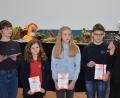 Bild: wku
Schwester Theresia (rechts) zeichnet die besten Vorleser mit Urkunden aus. Von links Mona Haas, Katia Kohler, Tina Siegordner und Veit Kiefhaber.