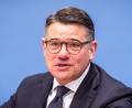Bild: Michael Kappeler/dpa
„Ich warne alle zu glauben, dass es eine schnelle Lösung gibt“, sagt Hessens Ministerpräsident Boris Rhein (CDU). (Archivbild)