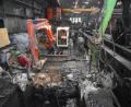 Bild: exb
Mit Baggern und Presslufthämmern wird der alte, schadhafte Beton abgebrochen, dann kommt ein neues Fundament unter die Stoßbank.