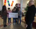 Bild: exb
Die Kinder der Hammerweg-Grundschule übergeben einen Spendenscheck für das "Giriama-Projekt".