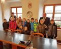 Bild: enz
Die 4. Klasse der Grundschule mit Lehrerin Tanja Kruppa und Bürgermeister Klaus Meyer im Rathaus.