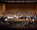 Bild: Luca Scagliola, Erasmus-Gymnasium
Über 155 Musizierende schließen mit einem famosen "Engel auf den Feldern" das Weihnachtskonzert ab.