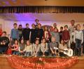 Bild: myd
Mit einem kleinen Weihnachtskonzert erfreuten die Gitarren- und Trompetenschüler von Lehrer Benno Englhart (hinten re) die Besucher im Grafenwöhrer Jugendheim.