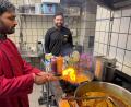 Bild: Stephan Huber
Blick in die Küche: Koch Gajendra Singh (links) bereitet das indische Gericht Biryani unter den Augen seines Chefs Ali Shafaqat zu.