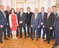 Bild: exb
Regierungspräsident Axel Bartelt (Mitte) gratuliert den neuen Bereichsleitern. Unter ihnen ist auch Johannes Hebauer (links) aus Hütten.