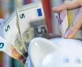 Bild: Hendrik Schmidt/dpa
Lohnt mehr als das Sparschwein: Anleger bekommen wieder höhere Zinsen bei Banken (Archivbild)