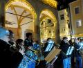 Bild: Stephan Huber
Musiker der Knappschaftskapelle geben unter dem Rathausbalkon den Ton an: Sie spielen die Melodien der traditionellen Adventslieder.