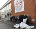 Bild: fphs
Vertreter der Schule und der Politik enthüllten am Eingang des Marktredwitzer Gymnasiums das Banner, das auf 100 Jahre OHG hinweist.