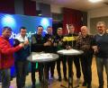 Bild: fle
Der Oberpfalz-Medien-Cup 2018 war vielleicht nicht das spielerisch beste Turnier, aber erneut ein Höhepunkt zum Ende des Jahres. Darauf stießen die Vereinsverantwortlichen bei der Pressekonferenz an (von links): Roland Lang (SV Grafenwöhr), Martin Kratzer (SV Raigering), Tobias Bernklau (SpVgg Pfreimd), Christian Most (FC Wernberg), Andreas Lang (SV Mitterteich), Thorsten Baierlein (SV Hahnbach), Teammanager Hannes Beer (SpVgg SV Weiden) und Abteilungsleiter Manfred Herrmann (SV Etzenricht).