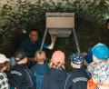 Bild: David Rieß, ALE Oberpfalz
Die Kinder des Kindergartens Weidenthal waren fasziniert von den Winterquartieren der Fledermäuse