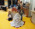 Bild: gz
Das Bücherteam sorgte mit zwei Weihnachtsengel für einen sehenswerten Bücherchristbaum.