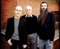 Bild: exb
Das „New Standard Trio“ mit Bobby Previte (Schlagzeug), Steve Swallow (Bassgitarre) und Jamie Saft (Piano) ist auf den großen Bühnen der Welt unterwegs. Im intimen Ambiente eines kleinen Clubs gewinnt ihre Musik neue Dimensionen. Am 27. April gastieren sie beim Jazz-Zirkel.
