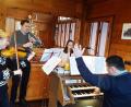 Bild: ld
Kurz vor Ende der Adventszeit gestaltet Regionalkantor Stephan Merkes mit Chor und Instrumenten ein Konzert in der Christuskirche in Neusorg. Die Violine spielt Jana Jodelbauer, die Oboe Robert Jodlbauer und die Klarinette Adina Schöffel.
