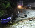Bild: Portner
Der Wagen des Unfallverursachers blieb in der Böschung der Teunzer Kreuzung hängen. Die zwei Insassen wurden mittelschwer verletzt.