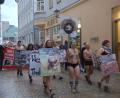 Bild: gib
Aufmerksamkeit war ihnen sicher: In Unterwäsche marschierten Tierschützer durch die Regensburger Altstadt, um gegen den Handel und Kauf von Pelz zu demonstrieren.