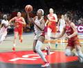 Bild: Ebrahim Noroozi/AP/dpa
Angel Reese (l) und die US-Basketballerinnen hatten im WM-Viertelfinale keine Mühe.