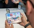 Bild: Andrej Sokolow/dpa
Laut Apple soll beim iPhone Duo die Falte in der Mitte des aufklappbaren Bildschirms deutlich weniger sichtbar sein als in Modellen der Konkurrenz.