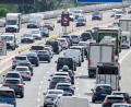 Bild: Pia Bayer/dpa
Am letzten Ferienwochenende drohen wieder Staus auf Bayerns Autobahnen. (Symbolbild)