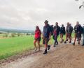 Bild: bsc
Trotz nasskalten Wetters bot sich den Teilnehmern am Wandertag so manch schöne Aussicht. Im Bild eine Wandergruppe auf dem Verbindungsweg von Altenreuth nach Frauenreuth