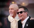 Bild: Alessandra Tarantino/Invision/AP/dpa
Die beiden Hauptdarsteller von „Wild Horse Nine“: John Malkovich und Sam Rockwell. (Archivbild)
