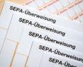 Bild: Fabian Sommer/dpa/dpa-tmn
Ein Ex-Sparkassen-Mitarbeiter soll sich Geld von fremden Konten auf eigene Konten überwiesen haben. (Archivbild)