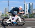 Bild: Uwe Anspach/dpa
Die Triathlon-EM über die Langdistanz findet 2027 vor der Frankfurter Skyline statt. (Archivbild)