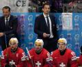 Bild: Darko Vojinovic/AP/dpa
Patrick Fischer (rechts hinten) verfolgt als damaliger Schweizer Nationalcoach das WM-Finale 2024. (Archivbild)