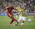 Bild: Khalil Hamra/AP/dpa
Die AS Rom um den Ex-Dortmunder Donyell Malen (links) und Fenerbahce lieferten sich ein enges Duell.