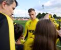 Bild: Bernd Thissen/dpa
Dortmund: Schlotterbeck mittendrin – BVB-Profi nimmt sich nach dem Training Zeit für Fans