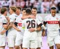 Bild: Harry Langer/dpa
Vollstrecker und Vorbereiter: Ermedin Demirovic (2.v.r.) herzt Deniz Undav.