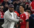 Bild: Sven Hoppe/dpa
Vincent Kompany nimmt Jamal Musiala nach dessen Auswechslung in den Arm.