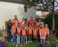 Bild: Monika Ziegeler
Mit Warnwesten ausgestattet, können Schüler in Michelfeld künftig in die Schule gehen. Auslöser der Übergabe durch die Firma Eiffage ist das aktuelle Bauprojekt Flembachbrücke, das den Schwerlastverkehr durch den Ort lotst. Mit dabei waren Christoph Weh, der verantwortliche Bauleiter (hinten, Zweiter von links) und Stefan Noll (Dritter von links), beide vom Staatlichen Bauamt Amberg-Sulzbach, Johannes Lindner (Zweiter von rechts), der den Lotsendienst initiierte und Bürgermeisterin Birgit Barth (rechts).