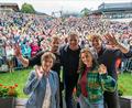 Bild: Peter Kneffel/dpa
Die Schauspieler Monika Baumgartner (l-r), Mark Keller, Hans Sigl, Ronja Forcher und Frederic Brossier stehen beim „Bergdoktor-Bergfest“ vor großem Publikum.