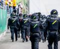 Bild: Jacob Schröter/dpa
Der DFB wird künftig mögliche Gebührenbescheide für Polizei-Mehrkosten bei Hochrisikospielen an die Vereine weitergeben. (Archivbild)