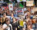 Bild: Thomas Banneyer/dpa
In Düsseldorf gingen rund 20.000 Menschen auf die Straße und forderten ein AfD-Verbot.