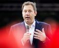 Bild: Moritz Frankenberg/dpa
Der SPD-Vorsitzende Lars Klingbeil verwahrt sich scharf gegen Angriffe aus der Union auf seine Co-Parteichefin Bärbel Bas.