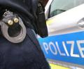 Symbolbild: Karl-Josef Hildenbrand/dpa
Die Polizei schoss auf den mit zwei Messern bewaffneten Mann.