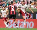 Bild: Harry Langer/dpa
Leverkusens Facundo Medina (links) und Arijon Ibrahimovic vom FC Augsburg kämpfen um den Ball.